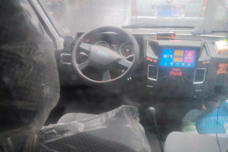 Used Iveco Daily 2021 2.8T V35 VAN厢式 Delivery Van 3-Seater Short Wheelbase Mid-Roof Design with Dual Tires and Side Sliding Doors
