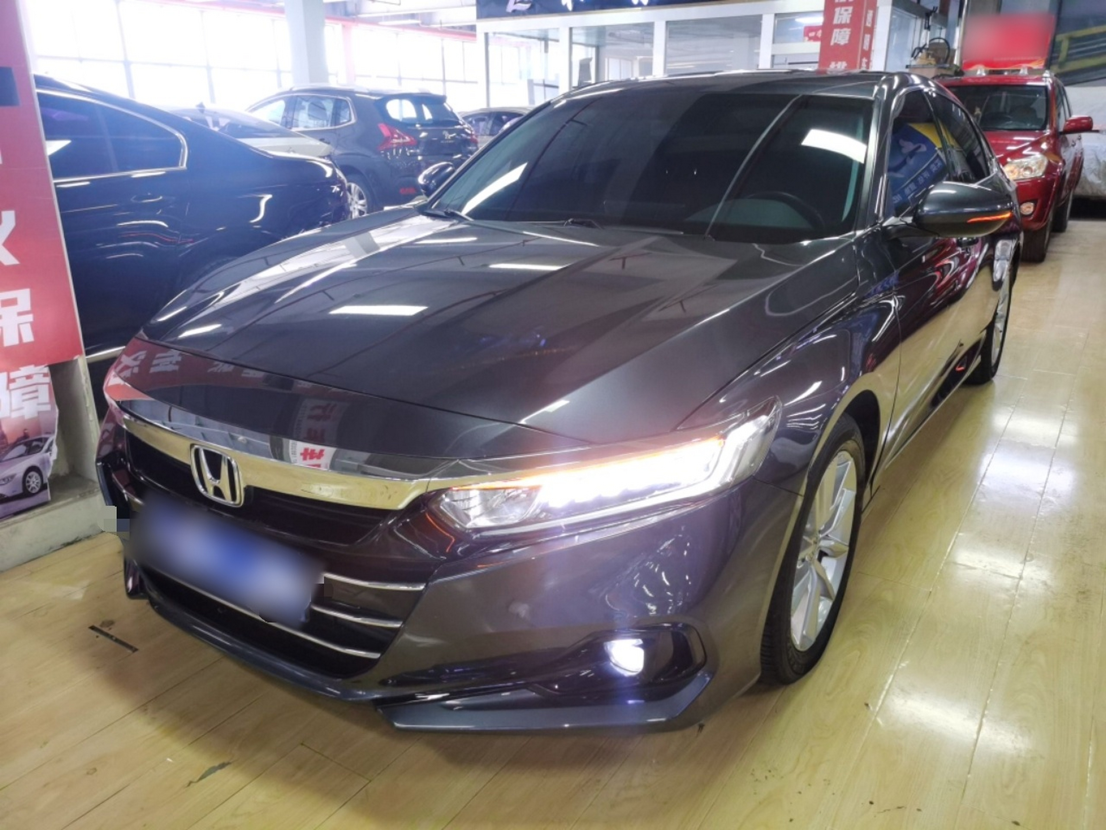 تحت مقدمة السيارة