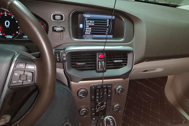 Used Volvo V40 2014 Cross Country T5 AWD Smart Luxury Edition