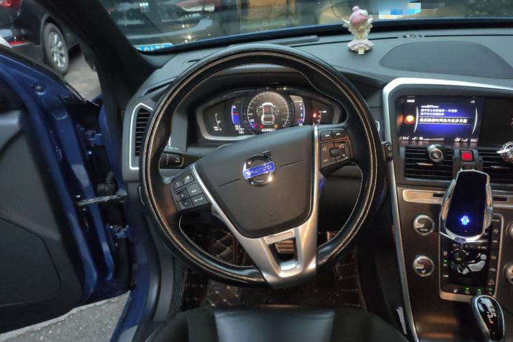 Used Volvo XC60 2017 T5 AWD Personalized Sport Upgrade Edition Steering Wheel