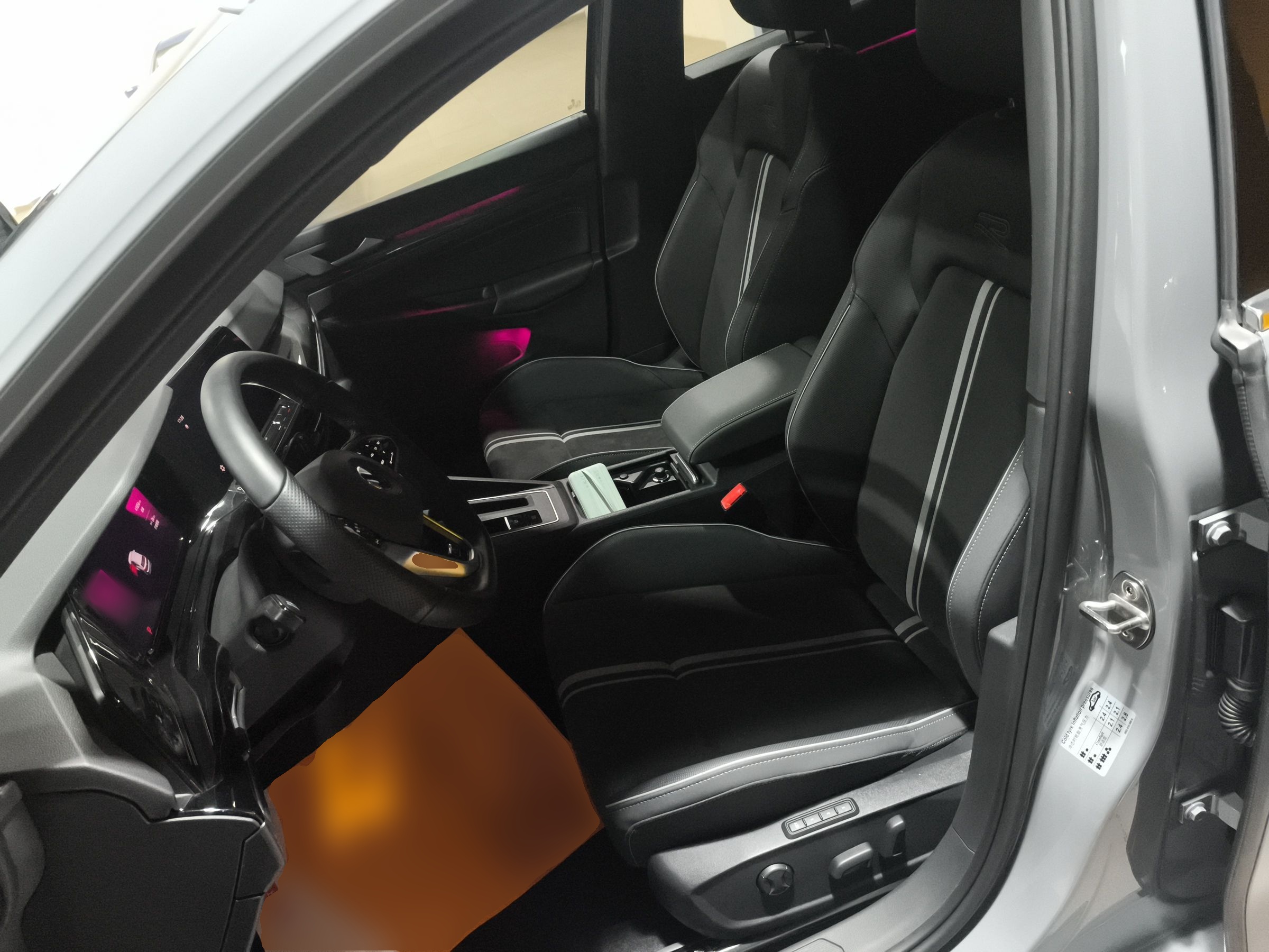 المقاعد الأمامية داخل السيارة