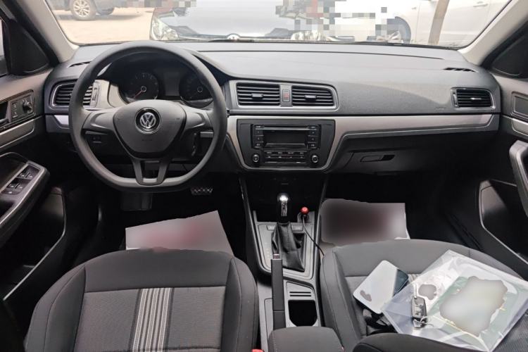 Used Volkswagen Gran Lavida 2015 1.6L Automatic Fashion Edition Center Console