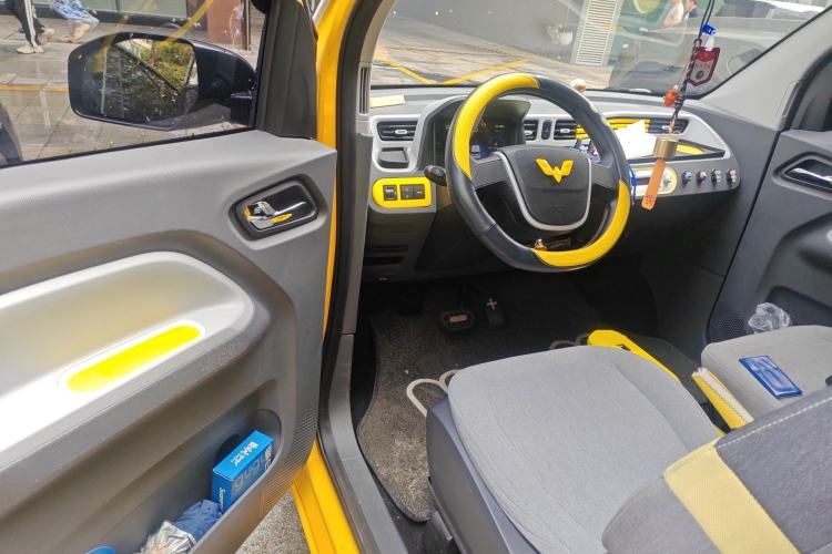 Used Wuling Hongguang MINIEV 2021 Macaron Fashion Model Lithium Iron Phosphate Driver Seat