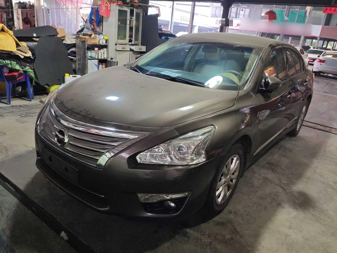 تحت مقدمة السيارة