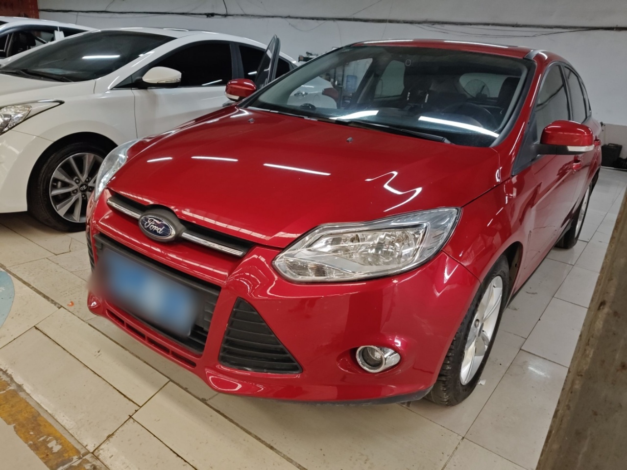 تحت مقدمة السيارة