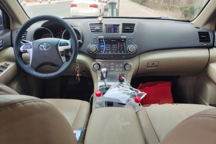 Used Toyota Highlander 2012 2.7L Two-Wheel Drive 7-Seater Luxury Edition
