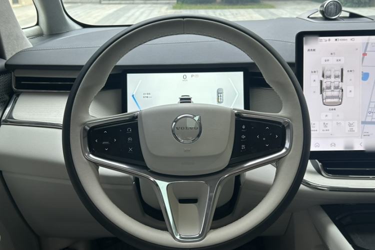 Used Volvo EM90 2025 Ultra Six-Seater