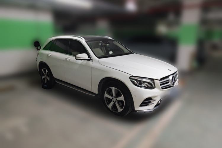 Used Mercedes-Benz GLC 2016 GLC 260 4MATIC Luxury Model Front Right 45 Deg