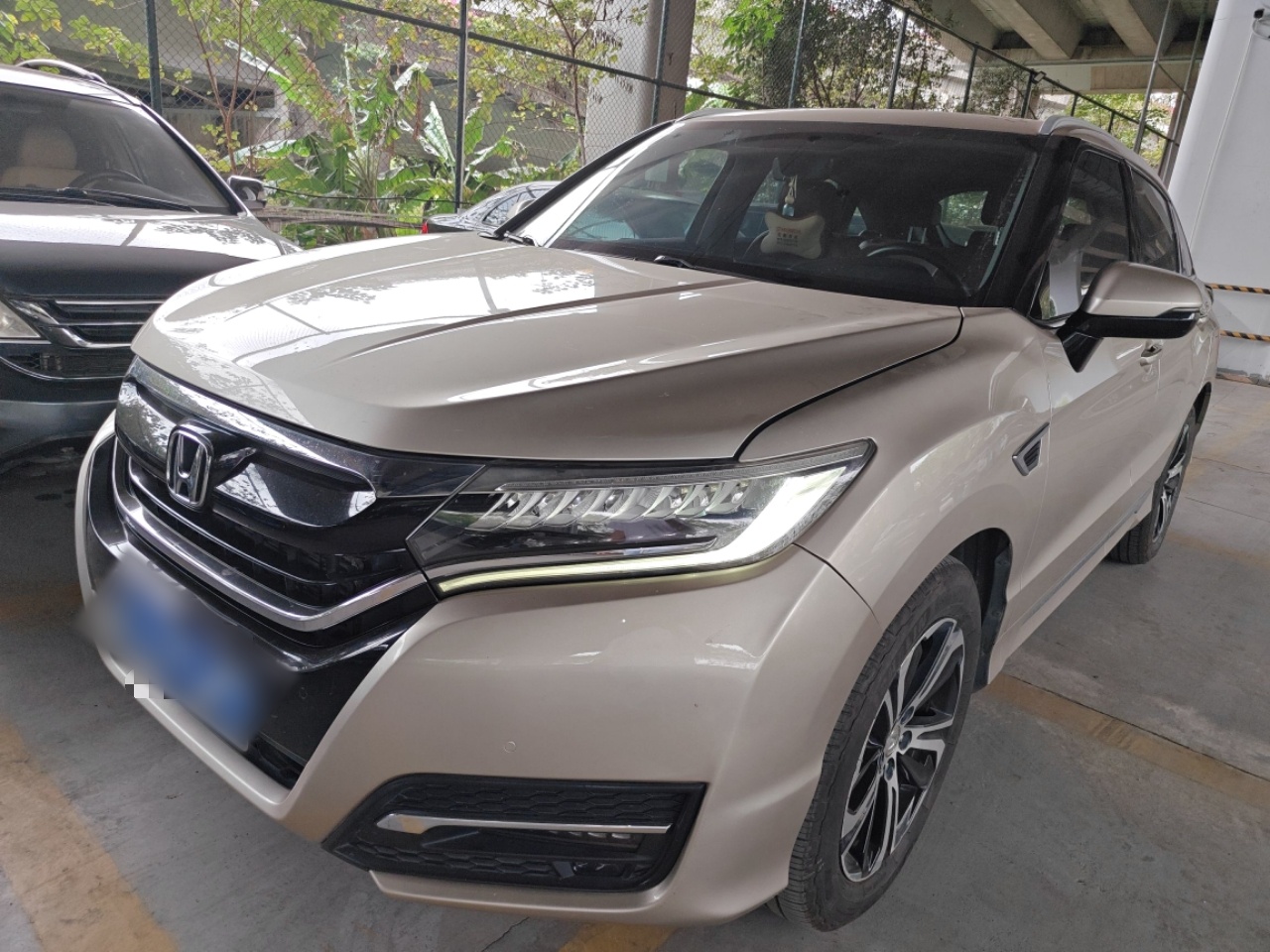 Под передней частью автомобиля