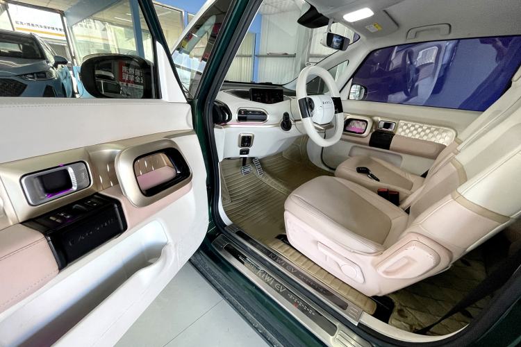 Used Baojun KiWi EV 2021 Customized Stylish Gold Edition Lithium Iron Phosphate