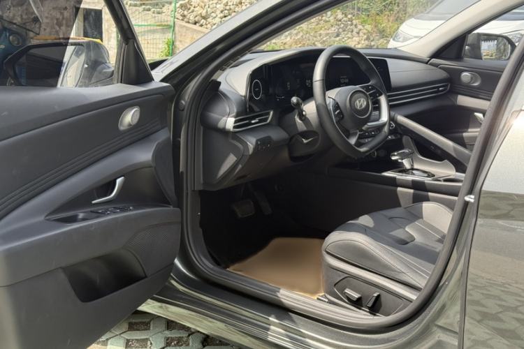 Used Hyundai Elantra 2023 1.5L CVT LUX Prestige Edition Interior 2