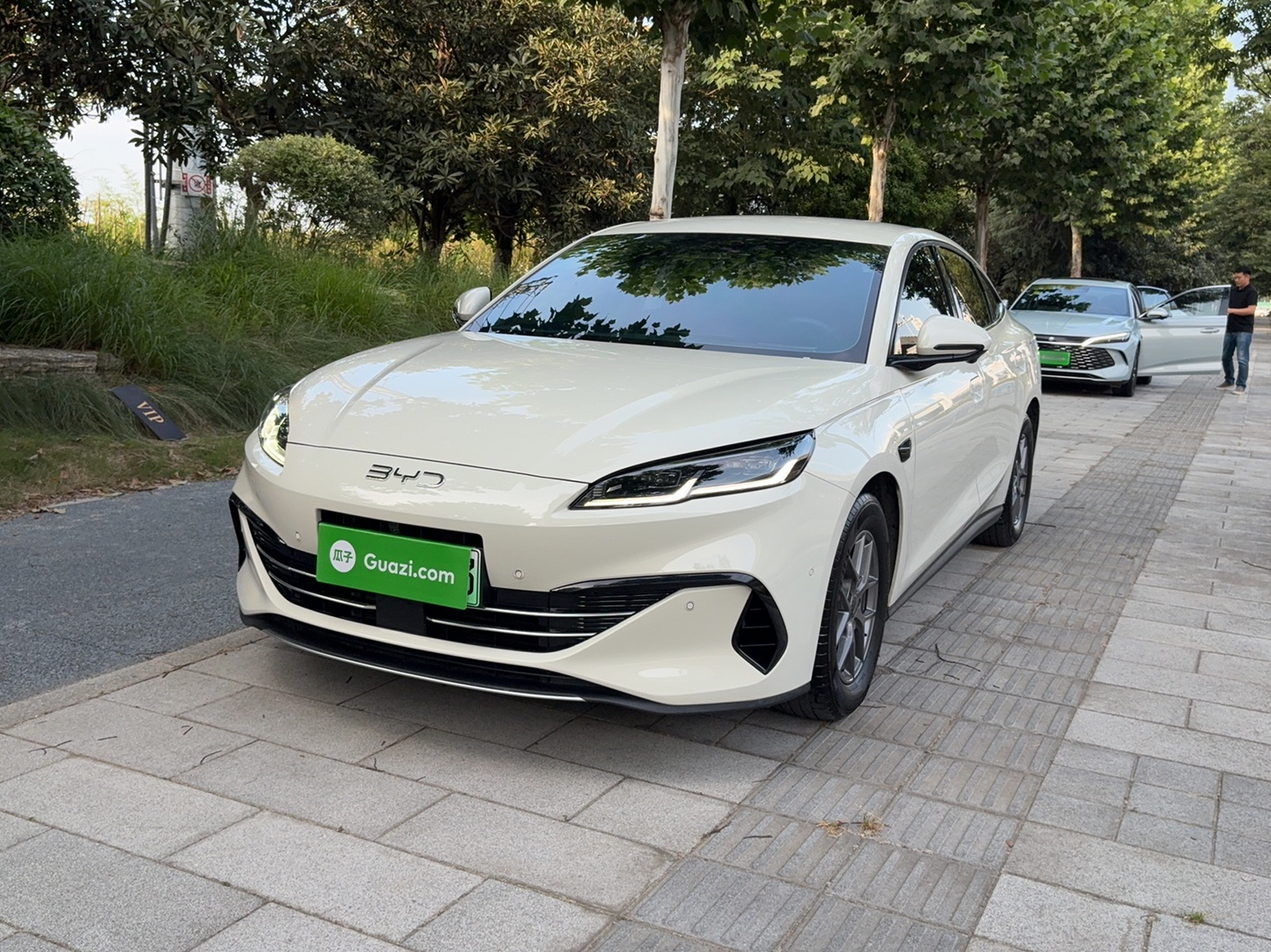 Unter der Vorderseite des Autos