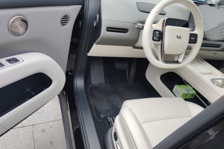 Used Li Auto i6 2025 Model Four-Wheel-Drive Standard Type
