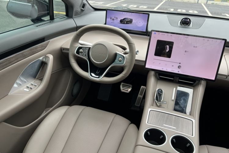 Used Hima Luxeed R7 2025 Range-Extended Version 251 km Max Interior 1