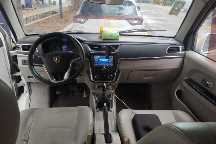 Used Jinbei New Hiace X30L 2018 1.5L Box Truck Business Edition DLCG14 Center Console