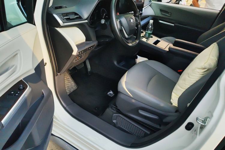 Used Toyota Granvia 2024 2.5L Hybrid Comfort Edition
