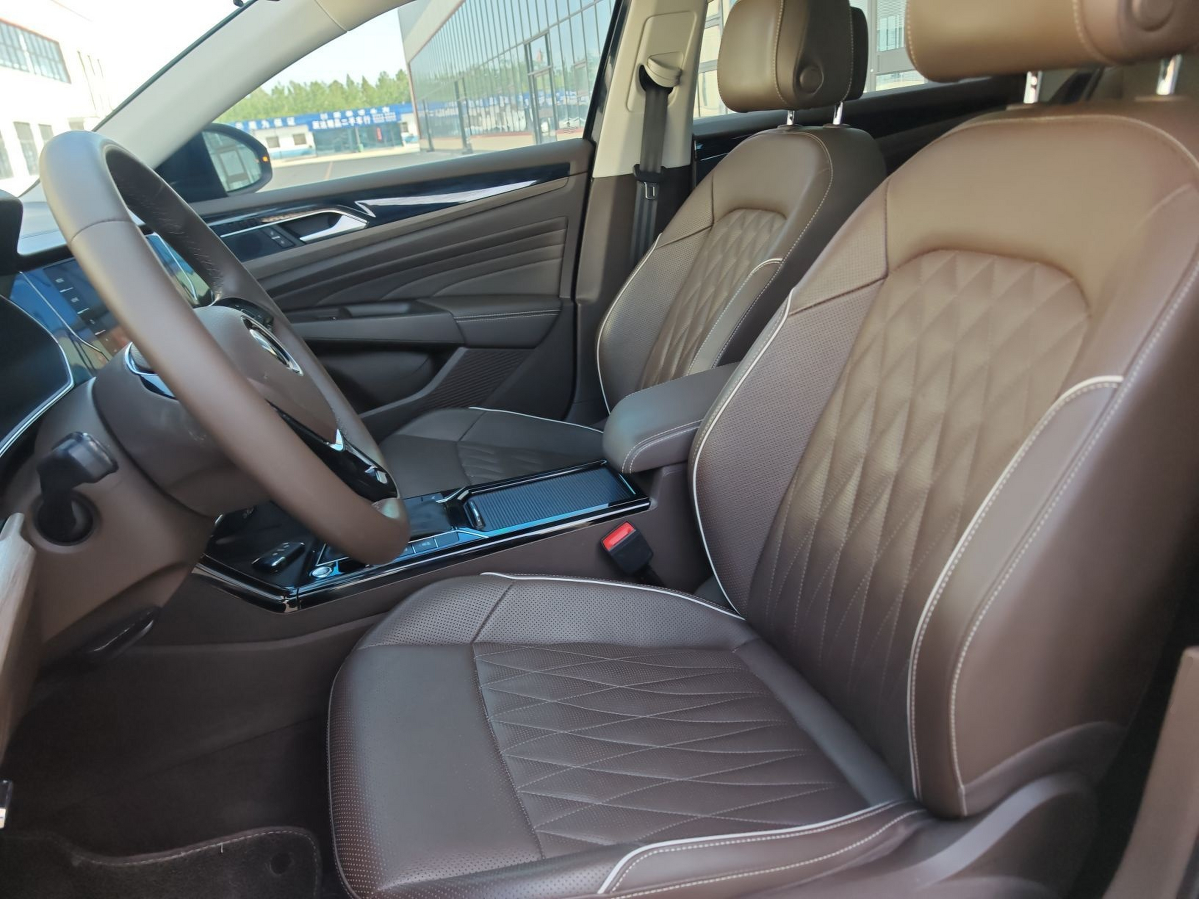 Переднее сиденье в автомобиле