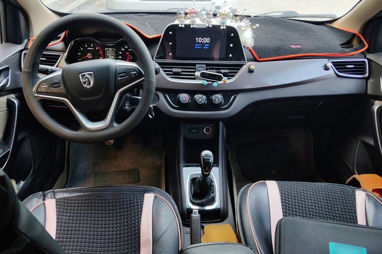 Used Baojun 310W 2017 1.5L Manual Fashion Model China V Center Console