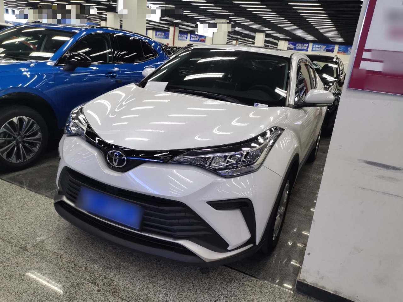 تحت مقدمة السيارة