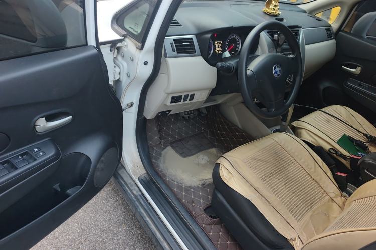 Used Venucia R50 2015 1.6L Automatic Fashion Edition Interior 3