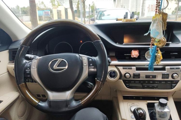 Used Lexus ES 2013 300h Luxury Edition