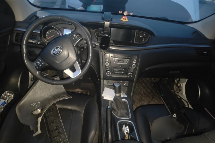 Used Bestune B50 2016 1.6L manual luxury version Center Console