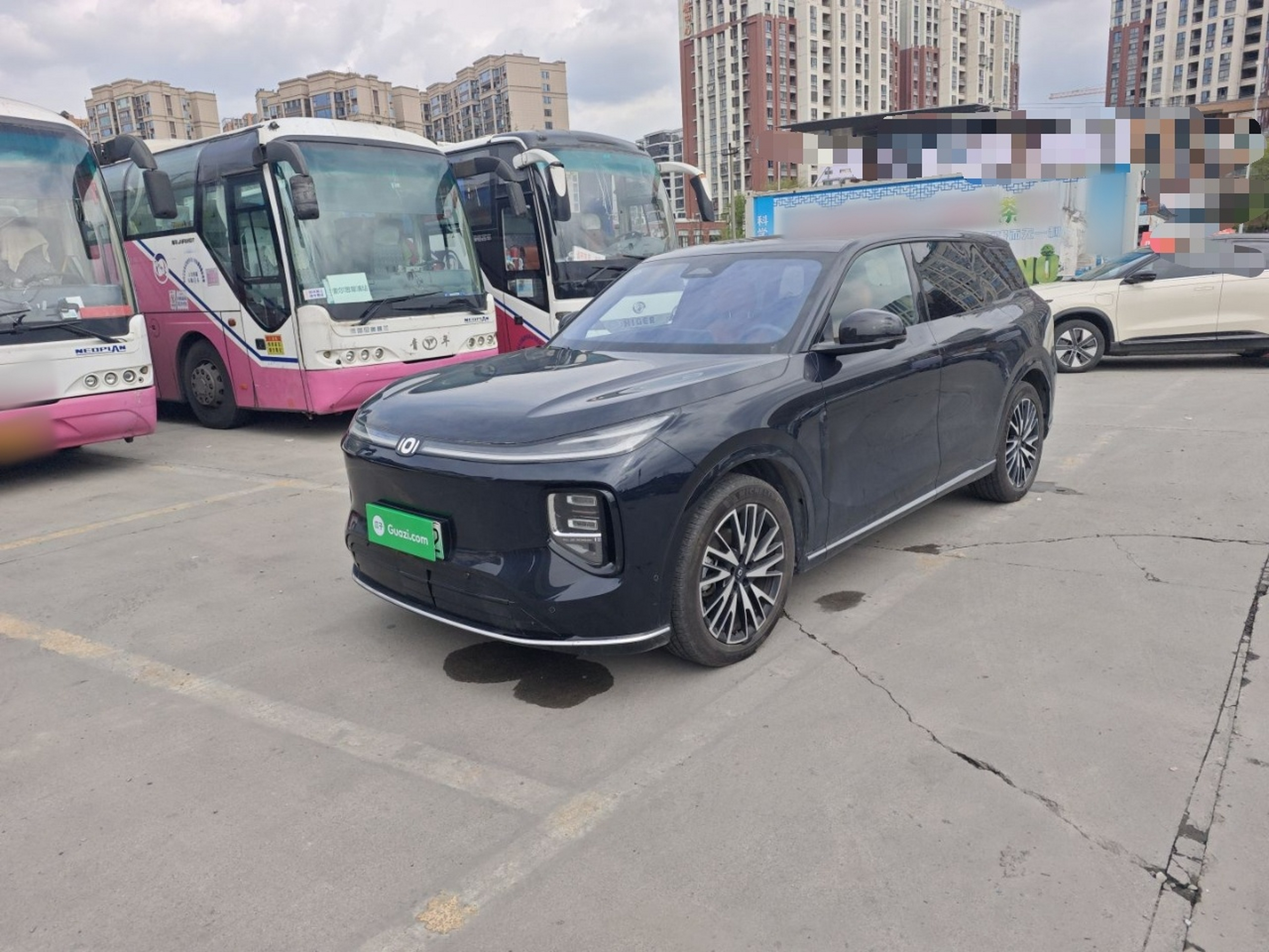 Под передней частью автомобиля