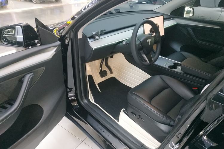 Used Tesla Model Y 2023 Long-Range All-Wheel-Drive Version
