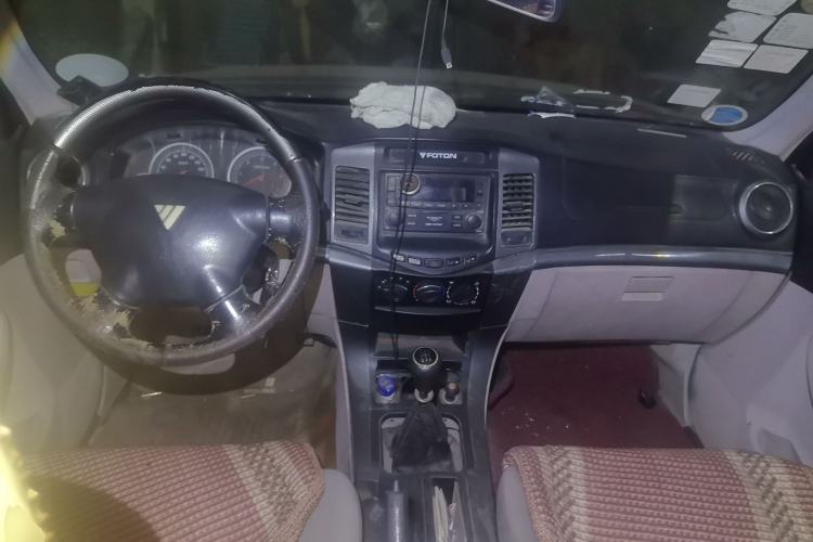 Used Foton Scenic 2010 2.8T Express Classic Short-Wheelbase Low-Roof Version 95 HP Equipped with 4JB1T Engine Center Console