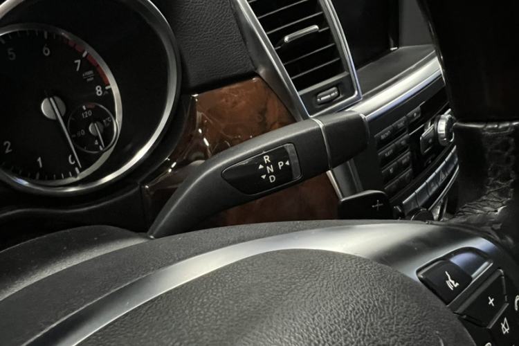 Used Mercedes-Benz M-Class 2014 ML 400 4MATIC Luxury Model Interior 4