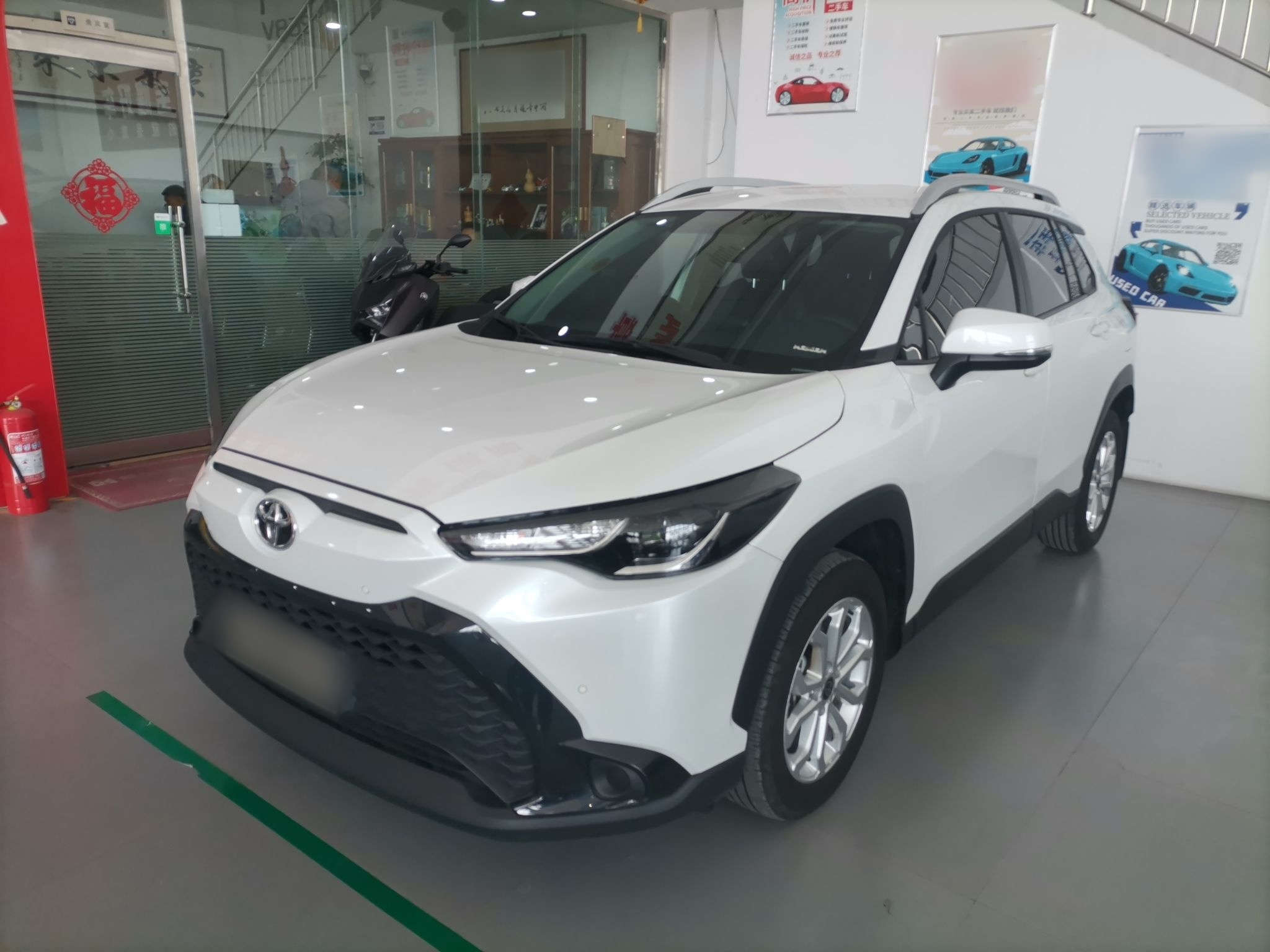 تحت مقدمة السيارة