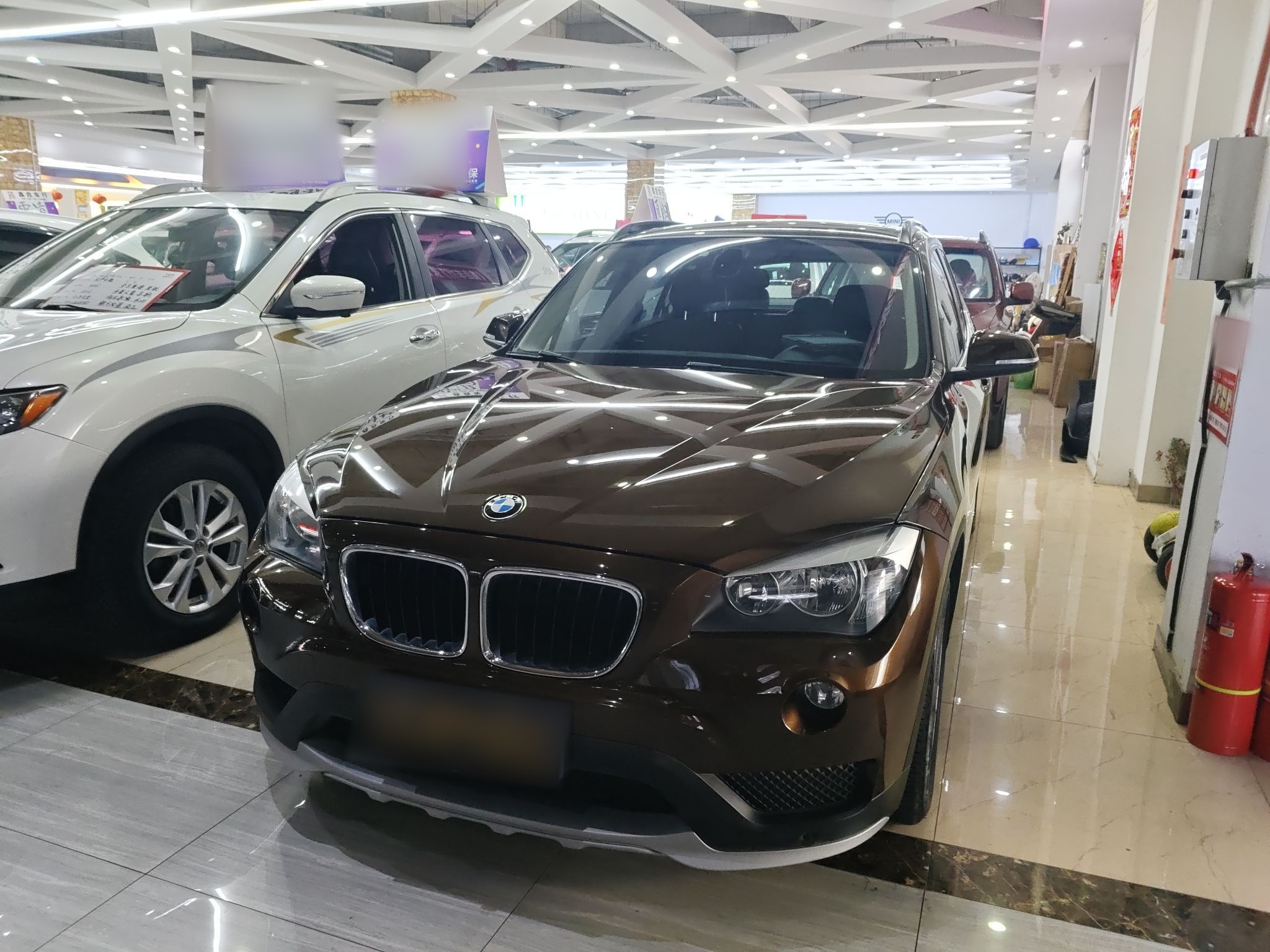 تحت مقدمة السيارة