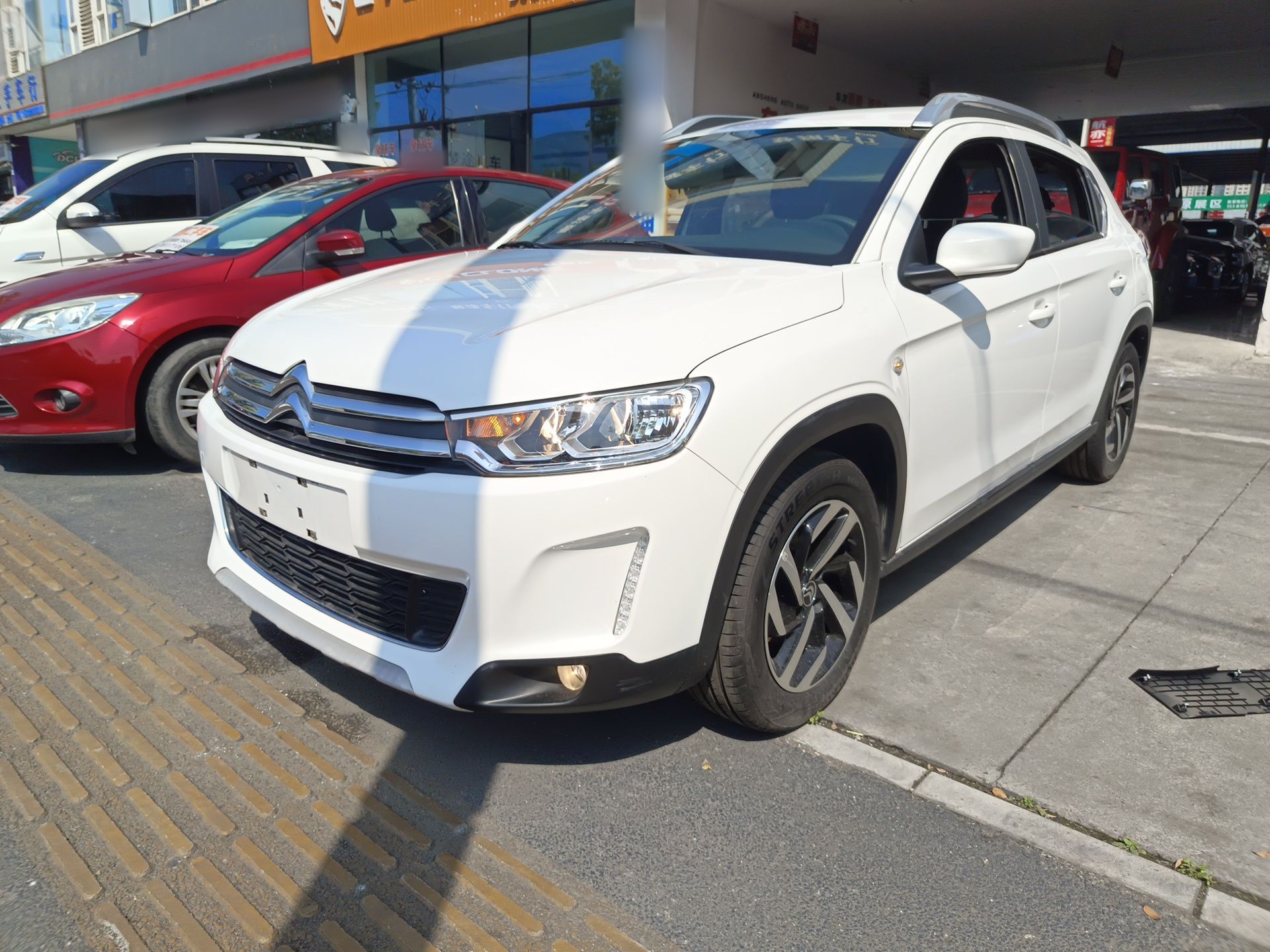 Под передней частью автомобиля