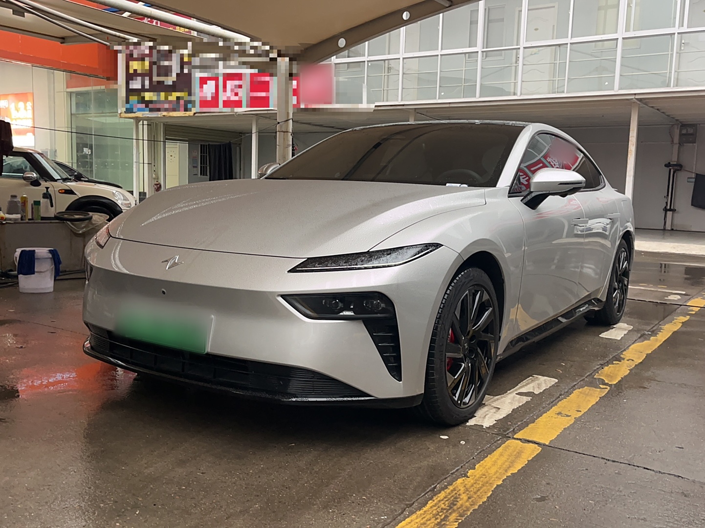 Под передней частью автомобиля