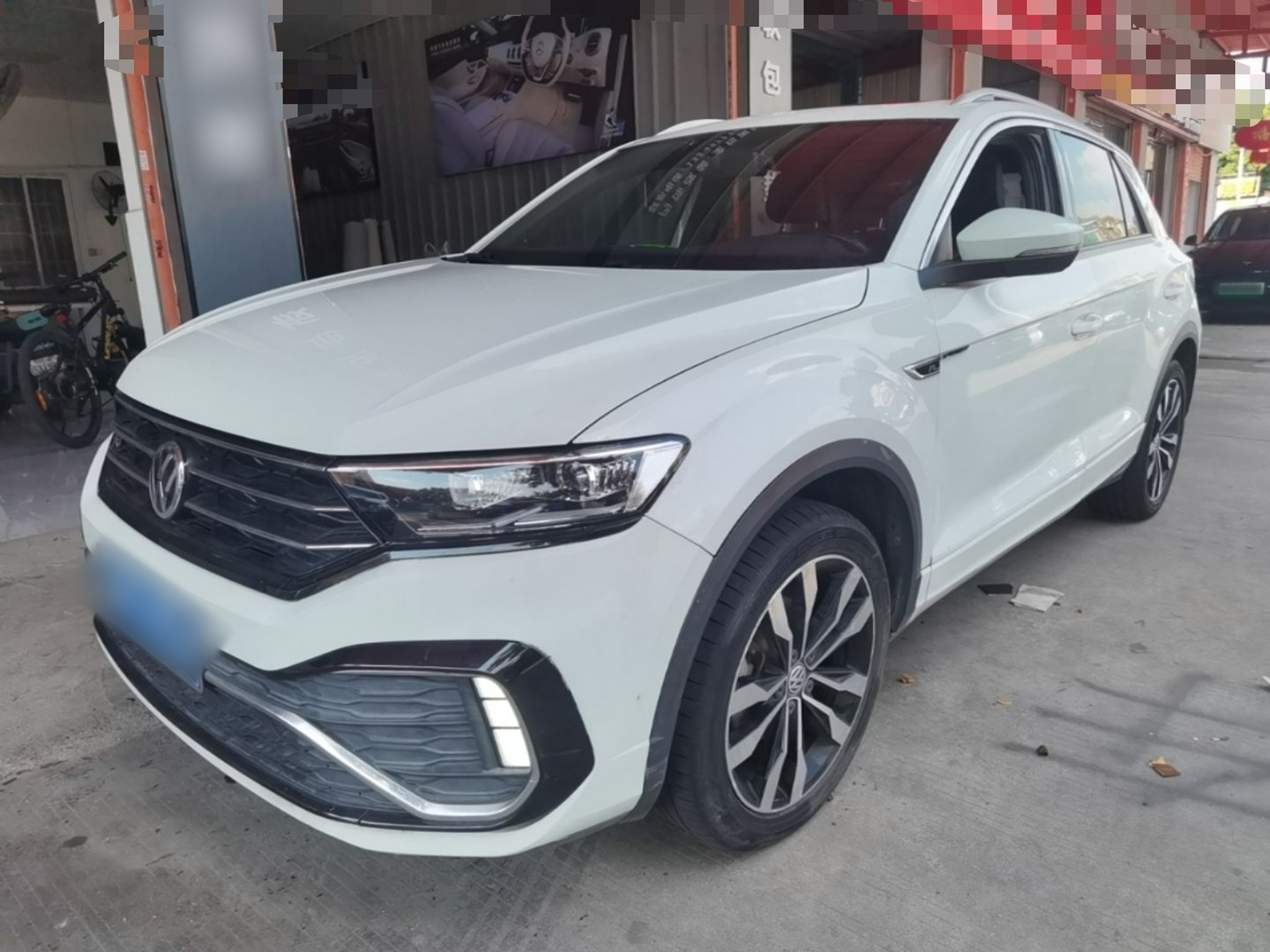 Под передней частью автомобиля
