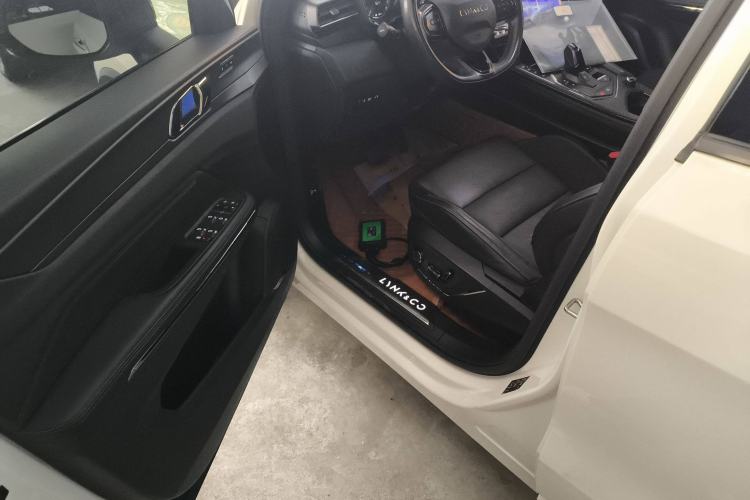 Used Lynk & Co 01 EM-P 2021 1.5TD PHEV Halo Interior 3