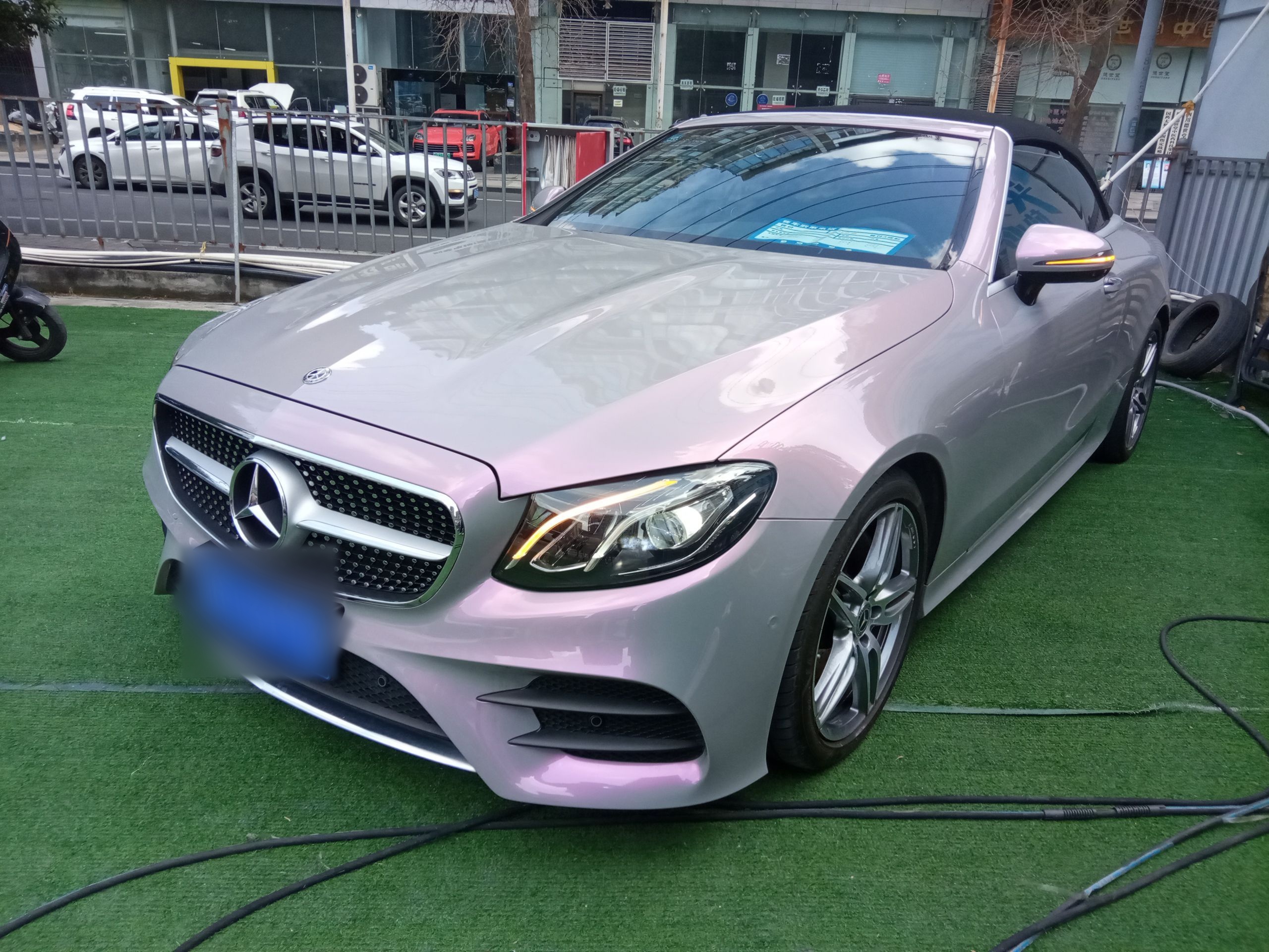 تحت مقدمة السيارة