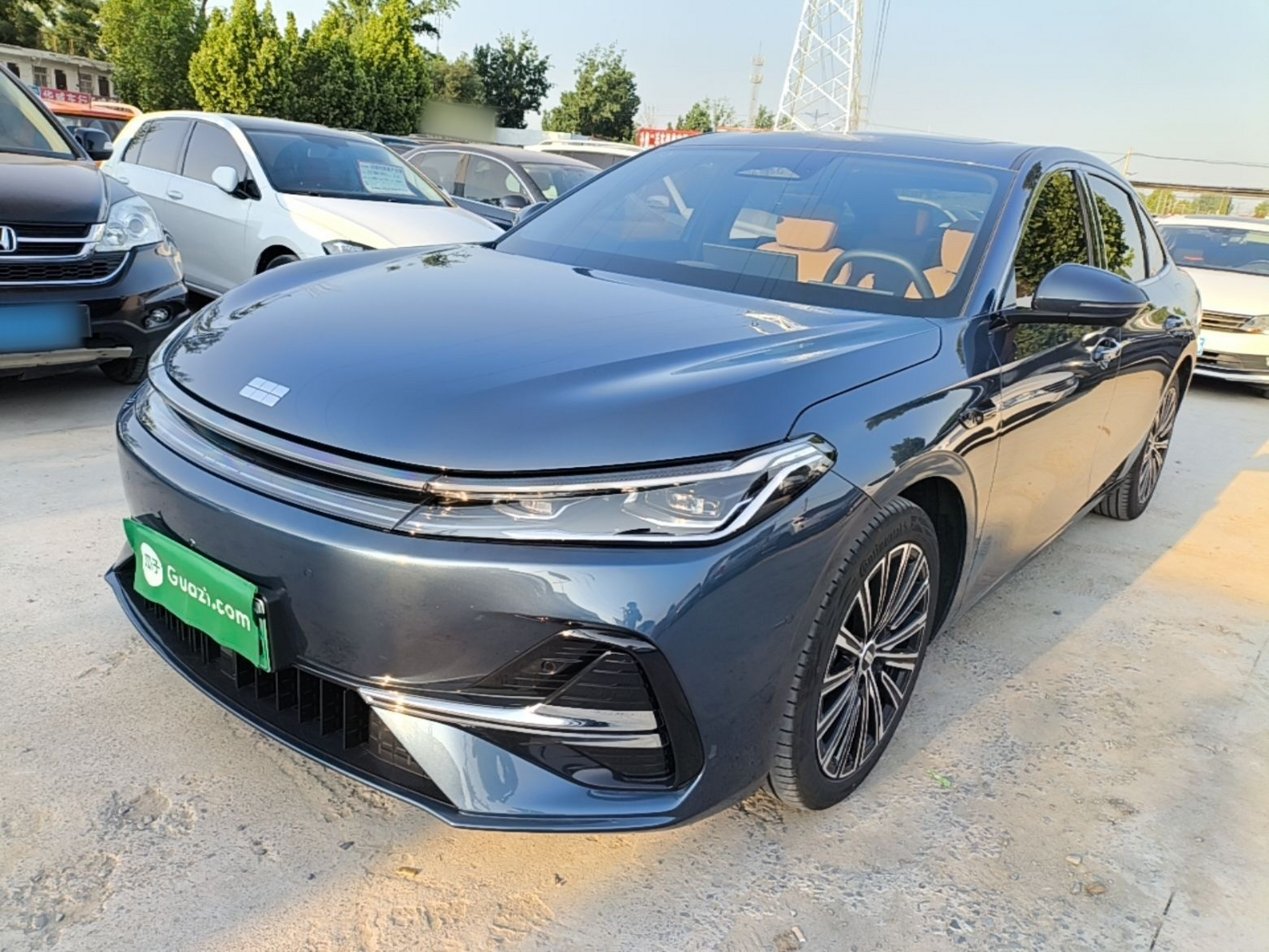 Под передней частью автомобиля