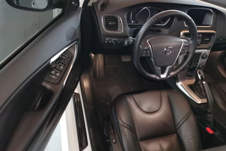 Used Volvo V40 2018 T3 Zhiya Edition
