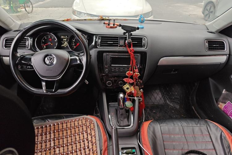 Used Volkswagen Sagitar 2015 1.6L Automatic Comfort Model Center Console