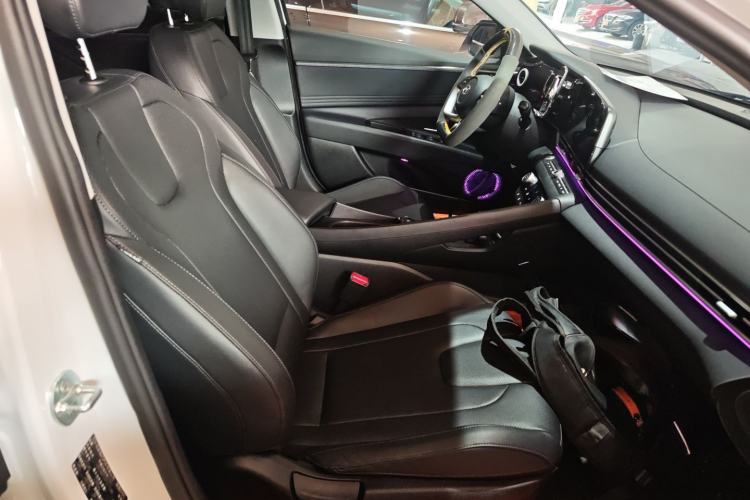 Used Hyundai Elantra 2023 1.5L CVT LUX Prestige Edition Right Front Seat