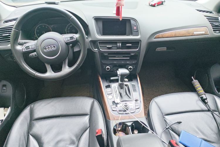 Used Audi Q5 2013 40 TFSI Comfort Edition Center Console