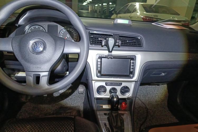 Used Volkswagen Gran Lavida 2013 1.6L Automatic Fashion Model Center Console