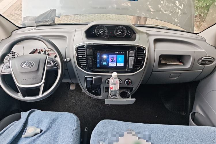 Used SAIC MAXUS Xintu V80 2019 2.5T Classic AMT Aoyuntong Facelifted Short-Wheelbase Mid-Roof 5/6-Seater Center Console