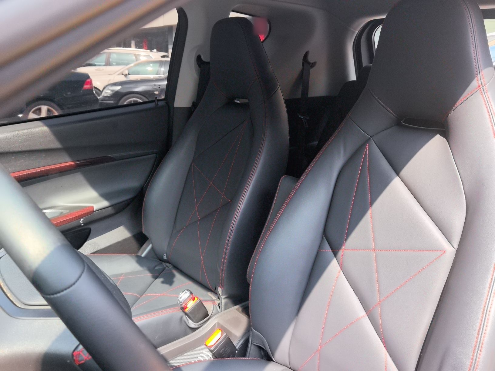 المقاعد الأمامية داخل السيارة