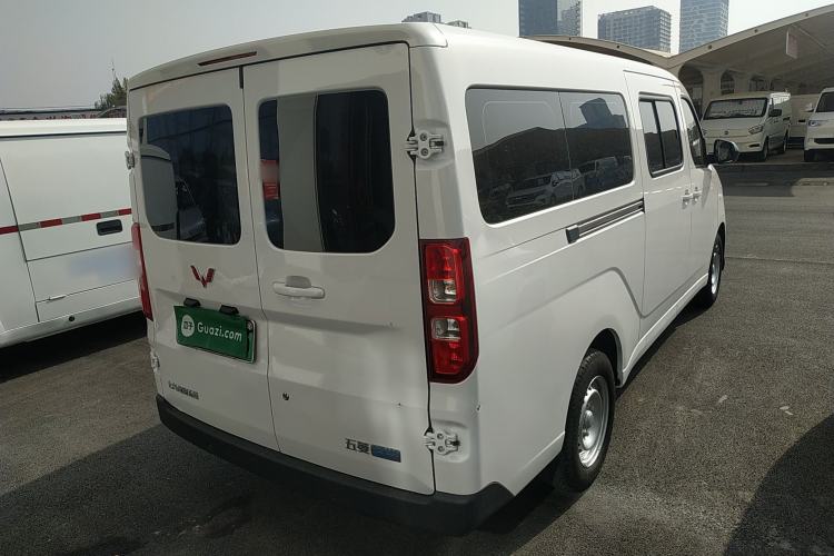 Used Wuling Yangguang 2024 300KM Comfort Version Passenger Van 75kW

