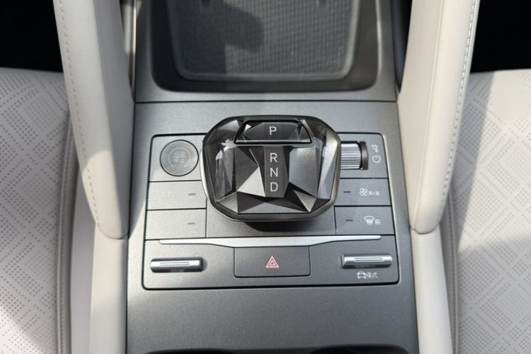 Used BYD Yuan UP 2024 401 km Active Version Gear Lever