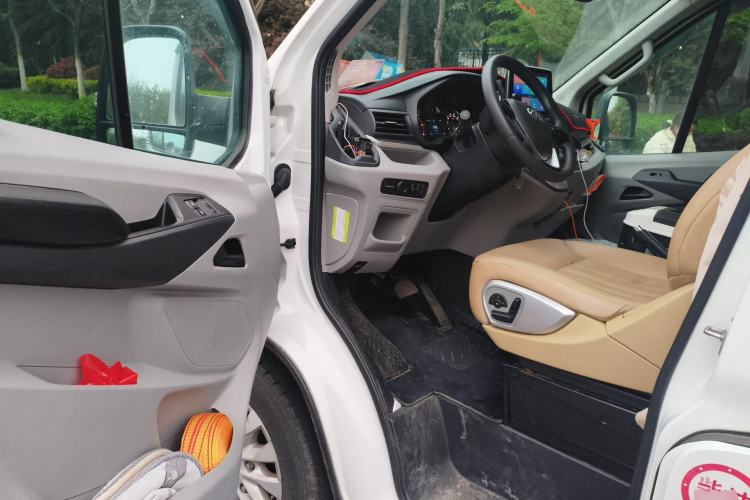 Used SAIC MAXUS Xintu V90 2022 2.0T AMT Yunjie Front-Wheel-Drive Short Wheelbase Mid-Roof Design with Single Rear Tire and 6 Seats