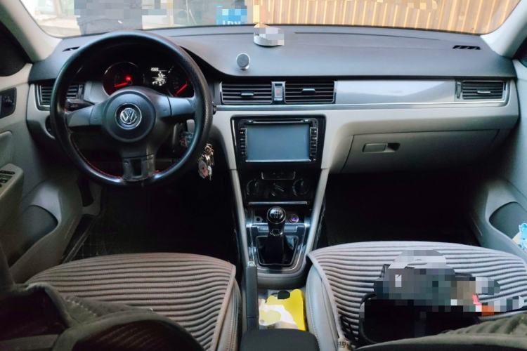 Used Volkswagen Bora 2013 1.6L Manual Fashion Edition Center Console