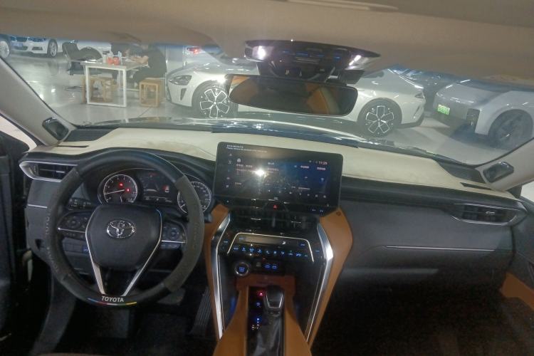 Used Toyota Venza 2022 2.0L CVT Two-Wheel Drive Prestige Edition Center Console